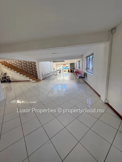For Rent – Commercial Building, Arsenal