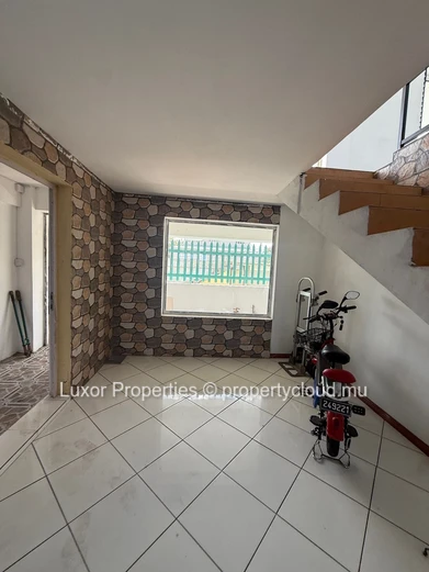 For Rent – Commercial Building, Arsenal