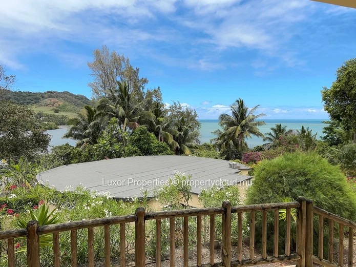 Propriété Spacieuse avec Piscine et Vue sur Mer à Anse Jonchée