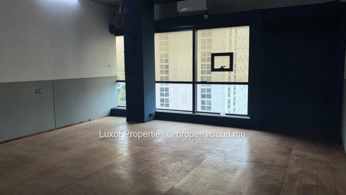 Private Offices (27–48 m²) with Concierge, Meeting Rooms and Parking