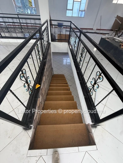 For Rent – Commercial Building, Arsenal