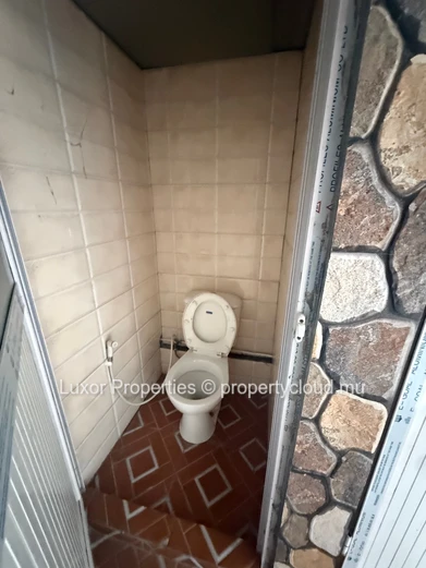 For Rent – Commercial Building, Arsenal