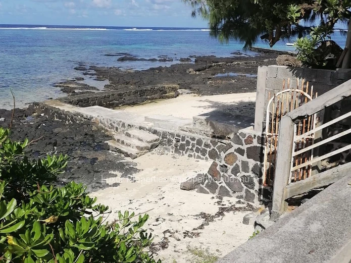 À vendre : Propriété en bord de mer à Blue BaY