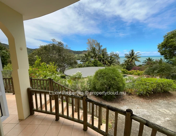 Propriété Spacieuse avec Piscine et Vue sur Mer à Anse Jonchée