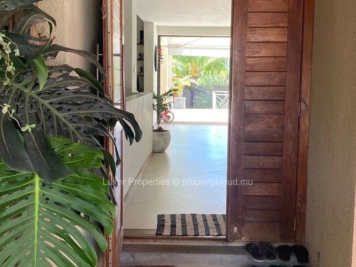 Villa Spacieuse à Vendre à Tamarin, Rivière Noire – Cadre Serein et Sécurisé