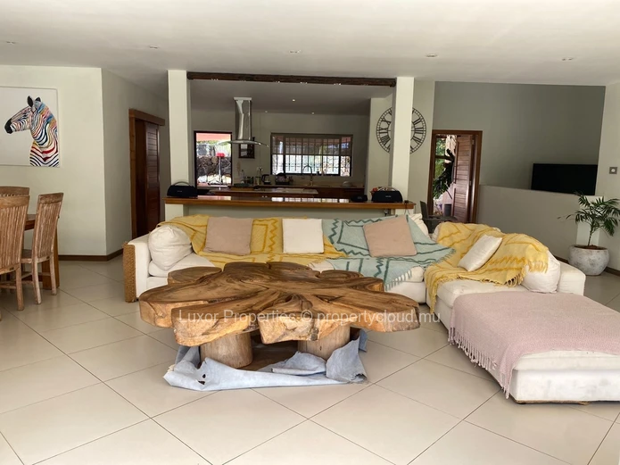 Villa Spacieuse à Vendre à Tamarin, Rivière Noire – Cadre Serein et Sécurisé