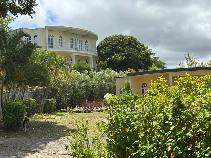Propriété Spacieuse avec Piscine et Vue sur Mer à Anse Jonchée
