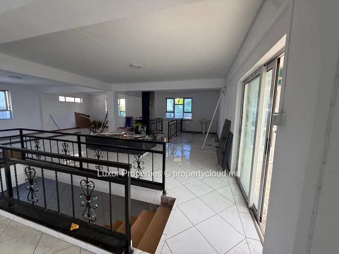 For Rent – Commercial Building, Arsenal