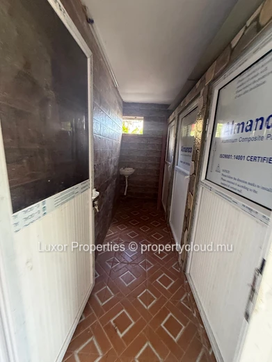 For Rent – Commercial Building, Arsenal