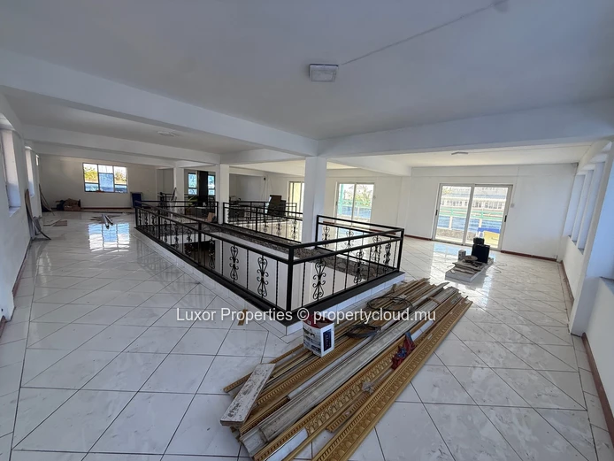 For Rent – Commercial Building, Arsenal