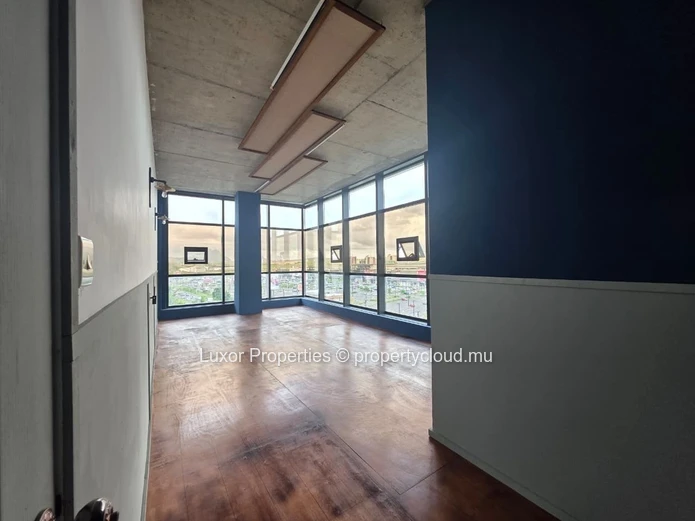 Private Offices (27–48 m²) with Concierge, Meeting Rooms and Parking